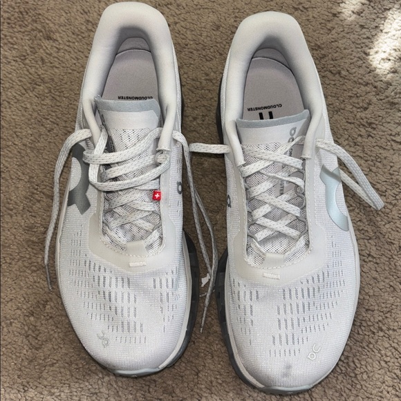 Women’s on cloud monsters - Picture 3 of 4